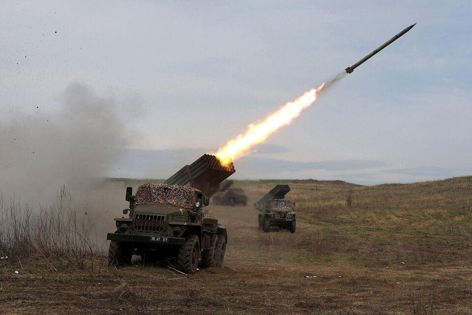 Guerra Rusia-Ucrania: Unos 20 civiles fueron evacuados en la ciudad ucraniana de Mariupol, mientras muchos otros se protegen de los continuos bombardeos en túneles subterráneos.