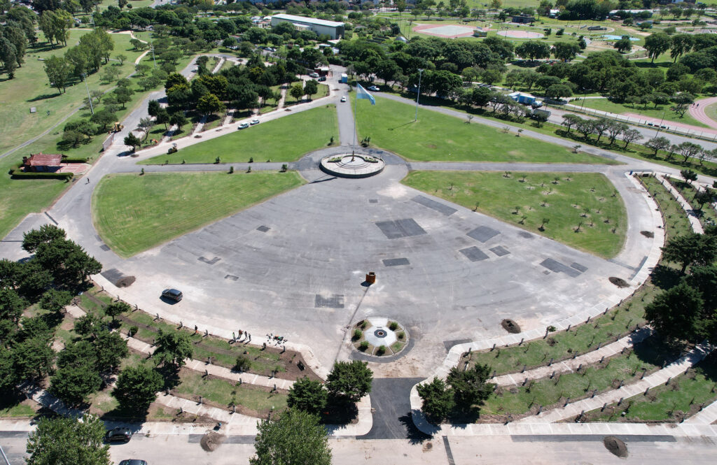 Parque Indoamericano: Ciudad puso en valor el Paseo de las Malvinas con 649 nuevos monolitos