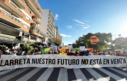 Movilización de jóvenes de Parque Chacabuco a la Jefatura de Gobierno