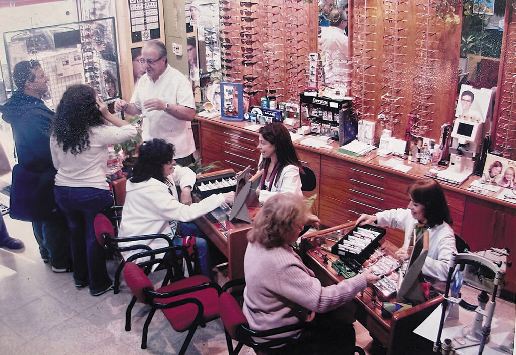 Optica Médica cumple 55 años brindando calidad y servicio