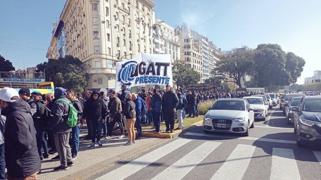Una caravana de taxis se movilizó a Plaza de Mayo contra las apps de viajes y la “uberización de los trabajadores”