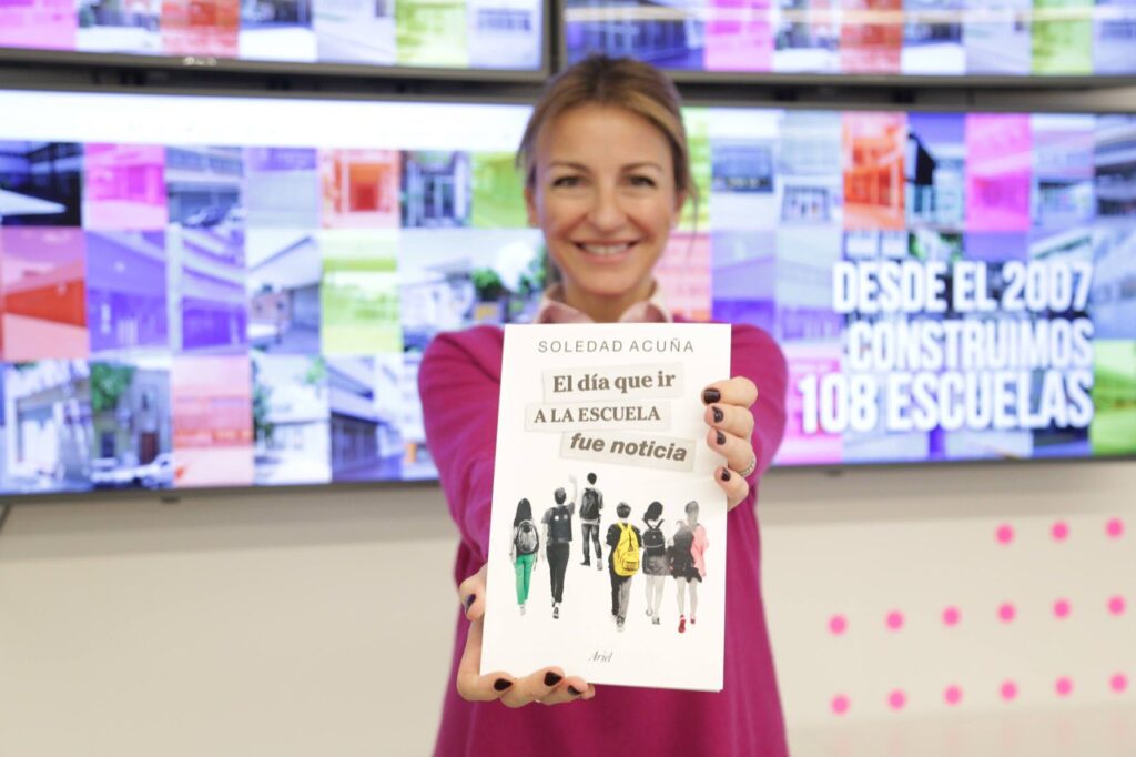 Soledad Acuña presentó el libro “El día que ir a la escuela fue noticia”