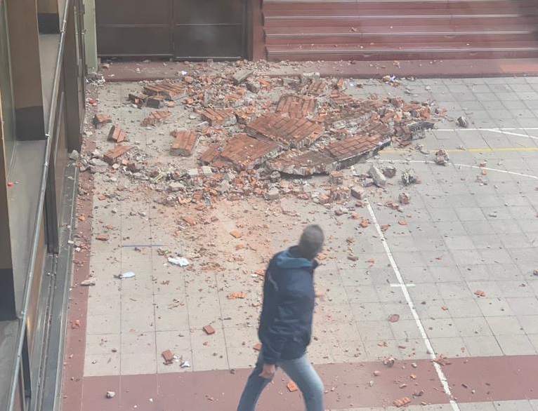 Belgrano: docentes alertan que se desprendió mampostería en el patio interno de una escuela