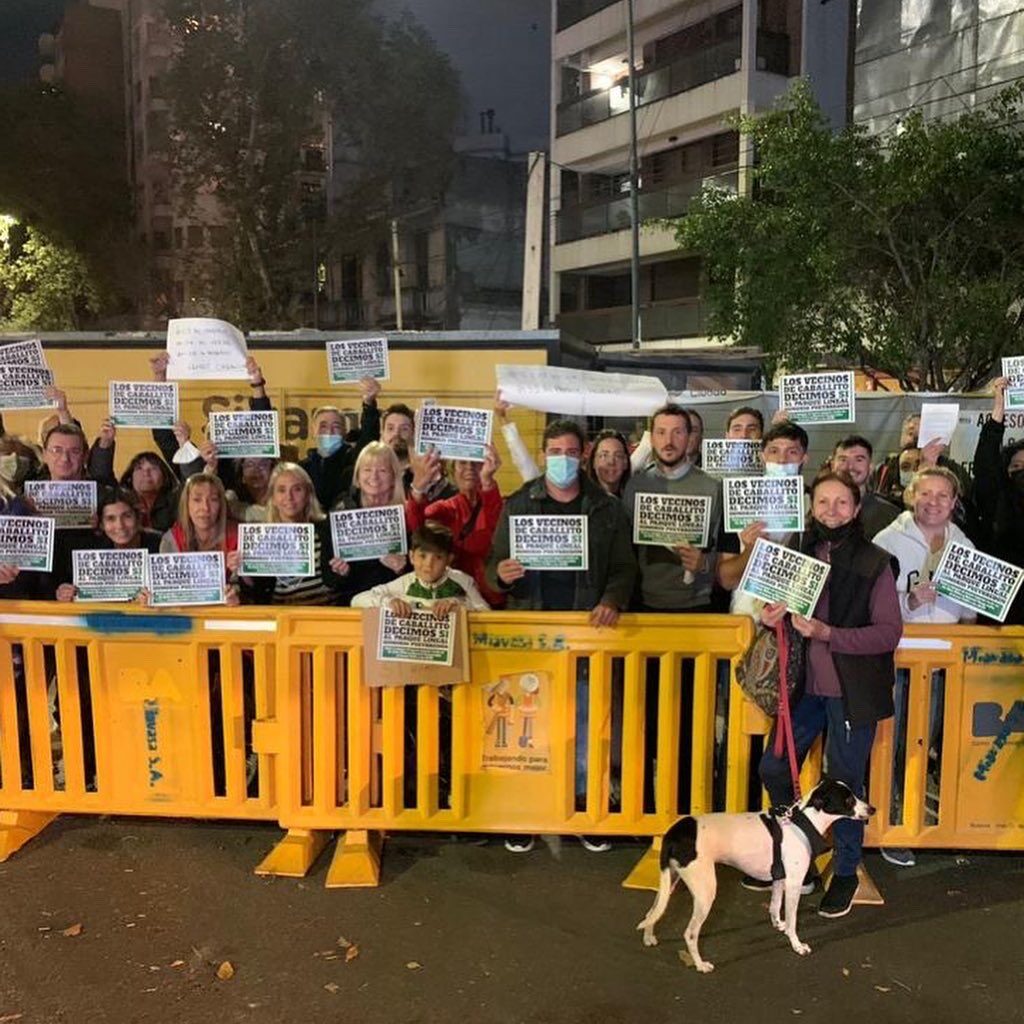 Un grupo de vecinos de Caballito realizó una concentración a favor del Parque Lineal Honorio Pueyrredón