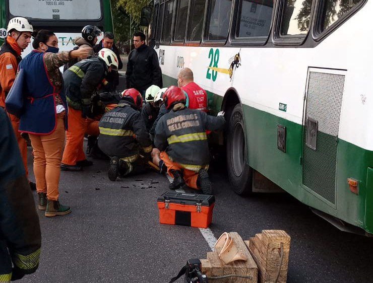 Un ciclista fue atropellado frente al Parque Sarmiento por un colectivo de la línea 28