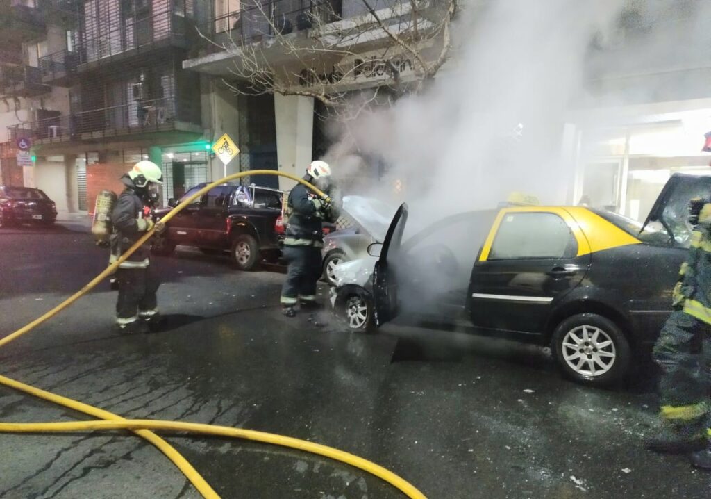 Se incendió un taxi en Perón al 3400
