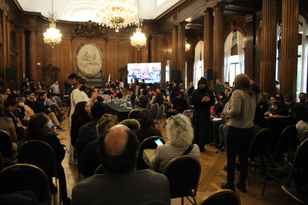 Avanza la “integración productiva” en barrios populares y la oposición dice que es una “Ley Farmacity”