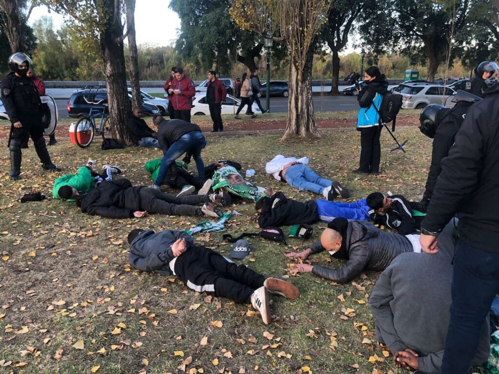 Ciudad pide la deportación de los hinchas de Cali detenidos por tener armas blancas
