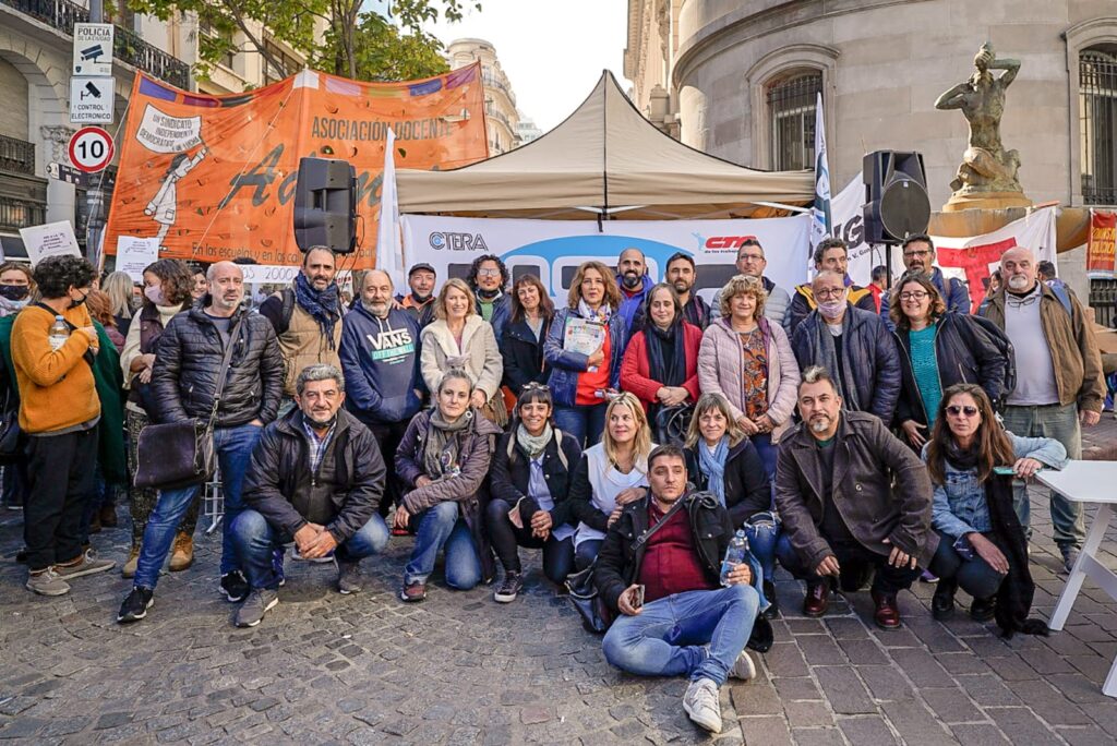 Tras una marcha, educadores anuncian paro para el próximo jueves cuando se voten cambios al estatuto docente
