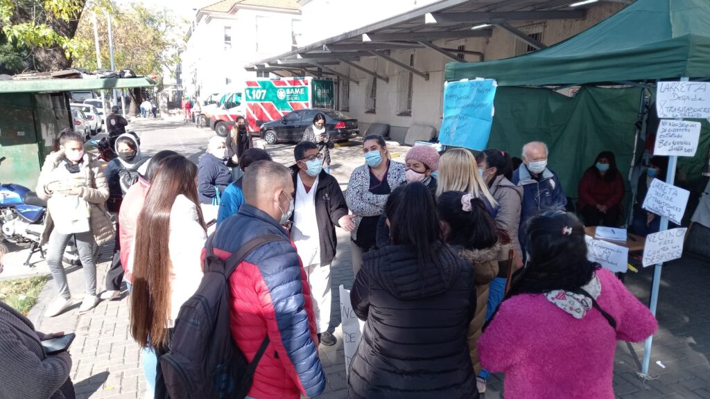 Hospital Ramos Mejía: acampe y protesta ante el despido de siete enfermeras contratadas en pandemia
