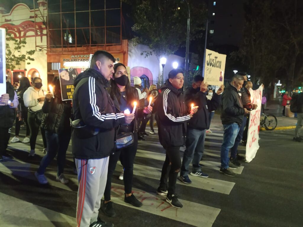 Boedo y Belgrano: con velas y cacerolazo, familiares pidieron Justicia para el vecino atropellado por un camión