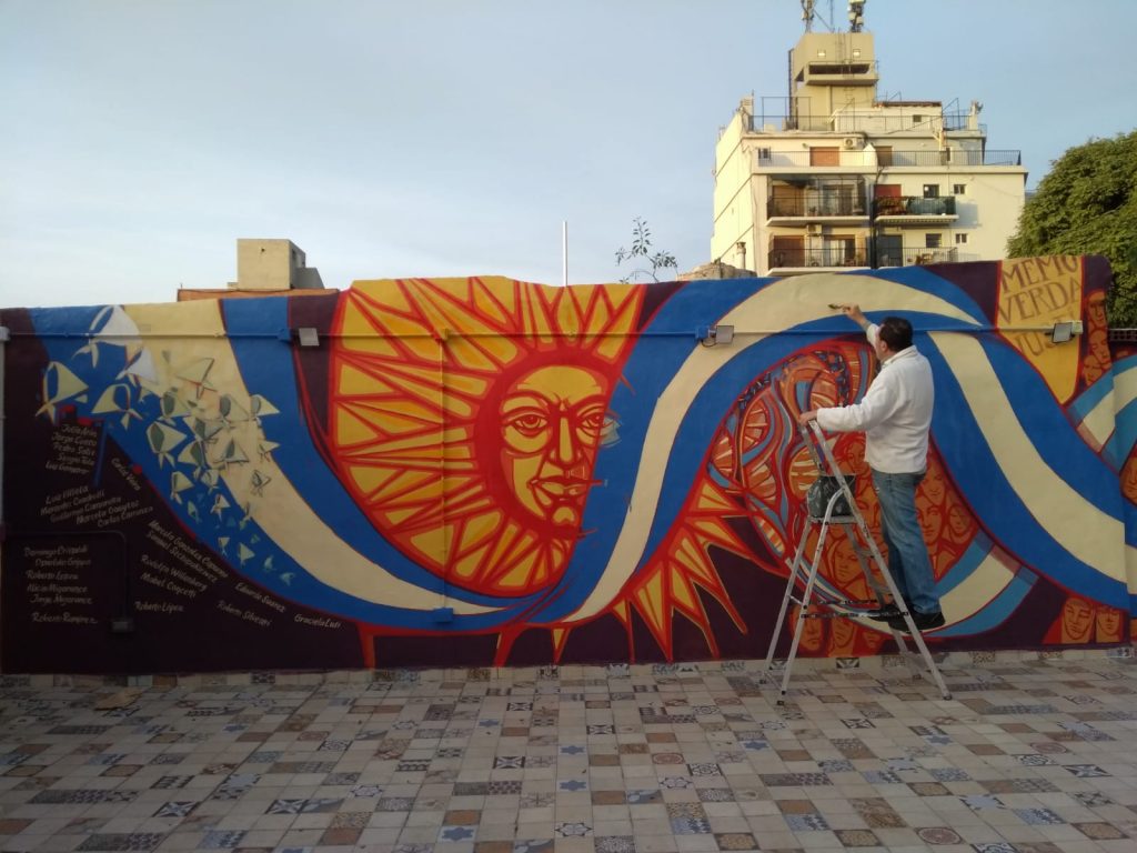 El artista Mauricio Nizzero pintó un mural con nombres de vecinos del barrio de Saavedra desaparecidos