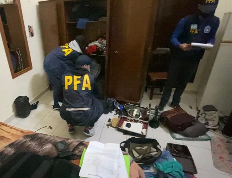 San Cristóbal: investigaban a una banda de ladrones, allanaron un hotel y encontraron armas y herramientas