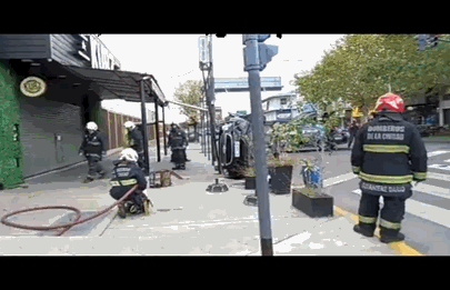 Choque entre un auto particular y un taxi en Mataderos