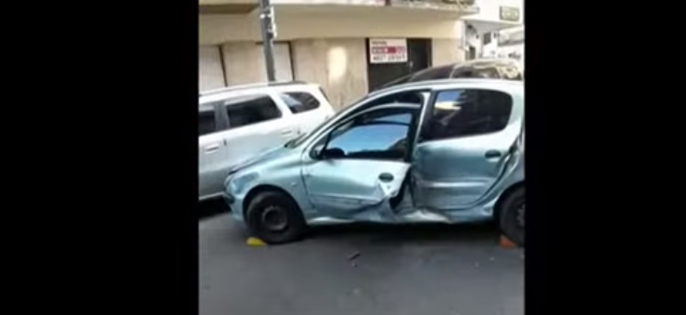 Un auto y un colectivo de la línea 71 chocaron en Sarmiento y Ecuador