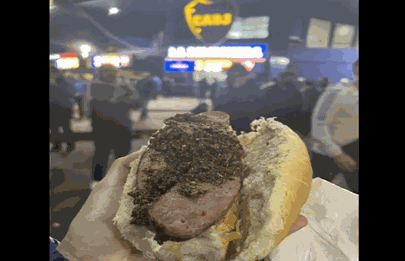 Inflación en el chori: A un turista ingles le cobran 600 pesos en la Bombonera