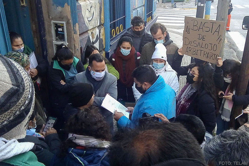 En un trámite express desalojan a cinco familias de un inmueble de Olavarría y Hernandarias en La Boca