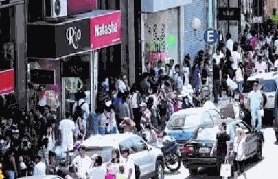 Paseo de influencers por lugares del tour de compras de Flores