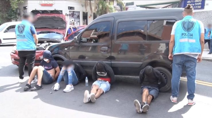 Tras una persecución, detuvieron a cuatro “cripto ladrones” por estafas y robos a mano armada en la Comuna 12