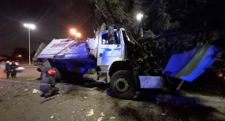 Un camión chocó contra un árbol en General Paz y Dellepiane y hubo importantes demoras