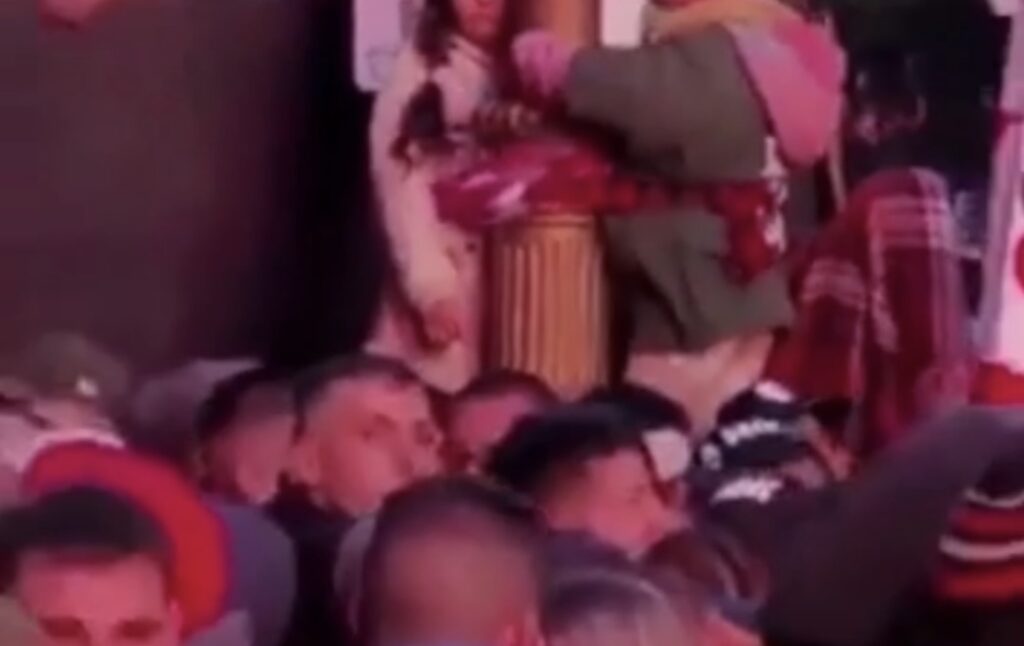 Dos menores fueron atados a un poste de luz durante el show de la “Mona” Jiménez en el Obelisco