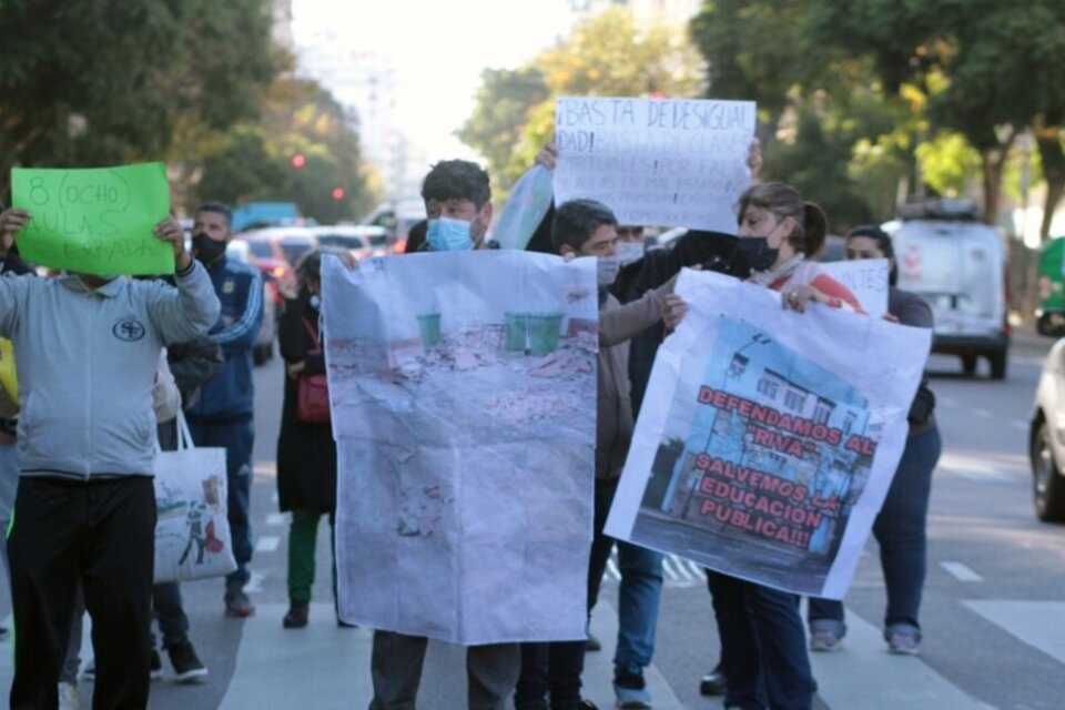 Constitución: estudiantes protestaron contra un docente acusado de “violencia y abuso”