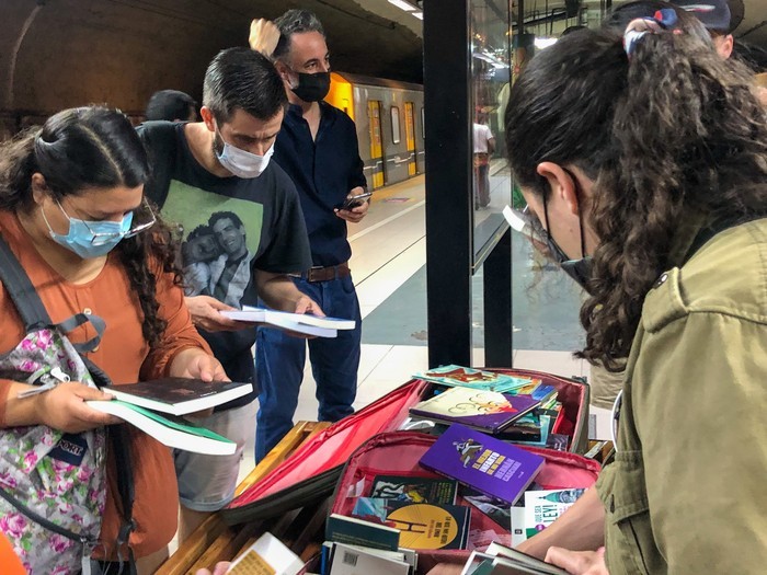 Palermo: Ciudad organiza una suelta de libros de Manuel Puig en la estación Plaza Italia de la Línea D