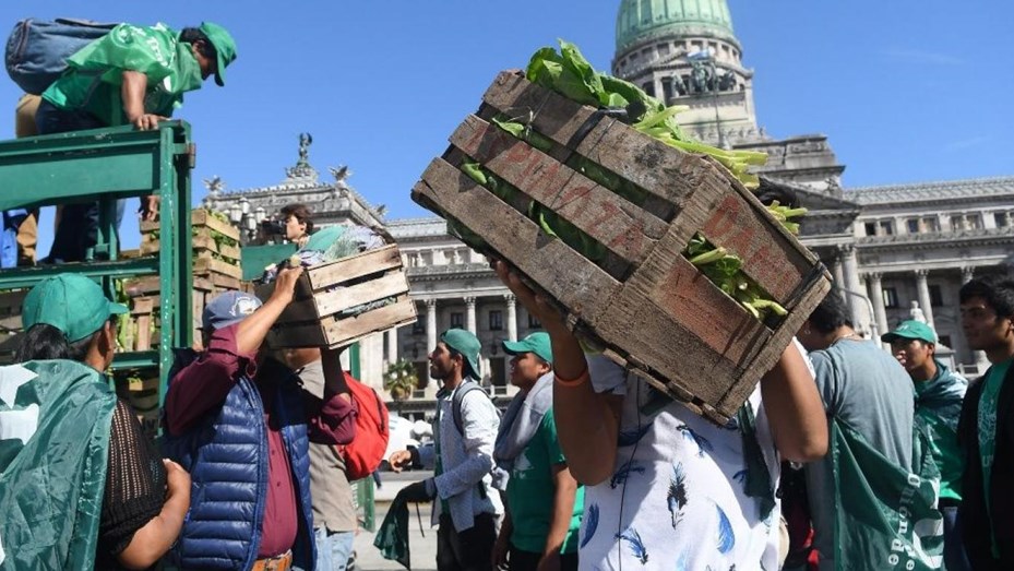 Organizaciones sociales realizan un “Verdurazo” frente al Congreso por mejoras a la Agricultura Familiar