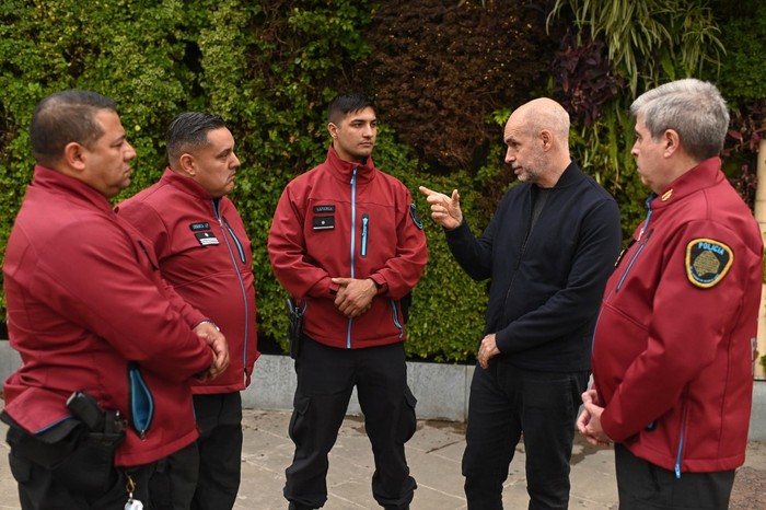 San Telmo: Rodríguez Larreta distinguió a los tres policías que salvaron a una joven que intentó arrojarse al vacío
