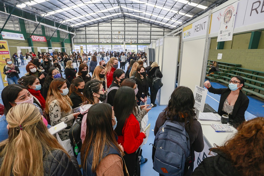Parque Patricios: más de 300 ofertas laborales y 20 empresas en la cuarta Expo Empleo Barrial de la Ciudad