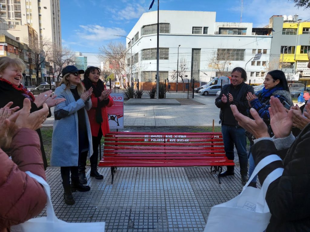 “Ni golpes que hieran, ni palabras que duelan”: fijaron un Banco Rojo en la Plaza Echeverría para generar conciencia sobre la violencia de género