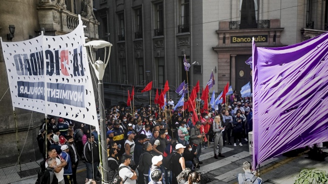 Movimientos sociales marchan del Obelisco a la Copal bajo el lema “Con la comida no se jode”
