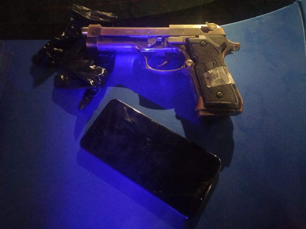 Cuatro menores detenidos con una réplica de arma tras robar un celular en Ruiz Huidobro y Tronador