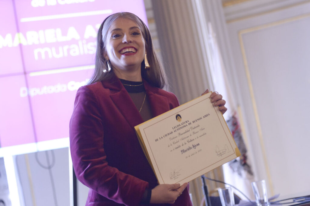 La muralista Mariela Ajras recibió el diploma de Personalidad Destacada de la Cultura: fue parte del homenaje a AMIA en el Hospital de Clínicas