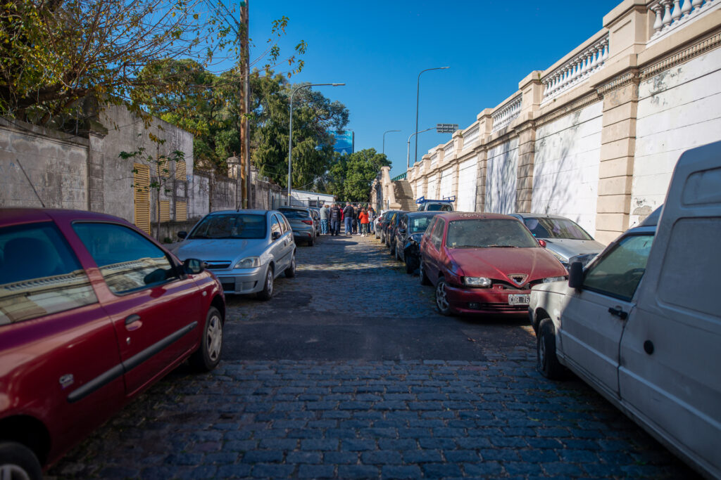La Paternal: piden remover un cementerio de autos al lado del puente de la avenida San Martín
