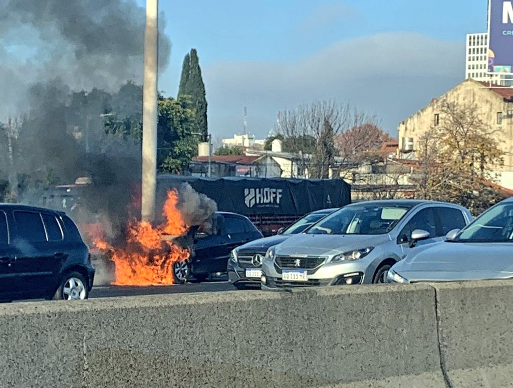 Se incendió un auto sobre la avenida General Paz, altura Zapiola