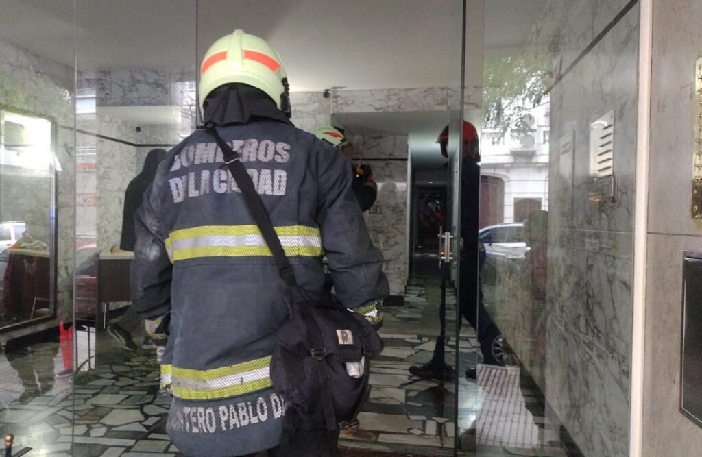 Balvanera: una mujer murió y ocho personas fueron hospitalizadas por inhalación de monóxido de carbono