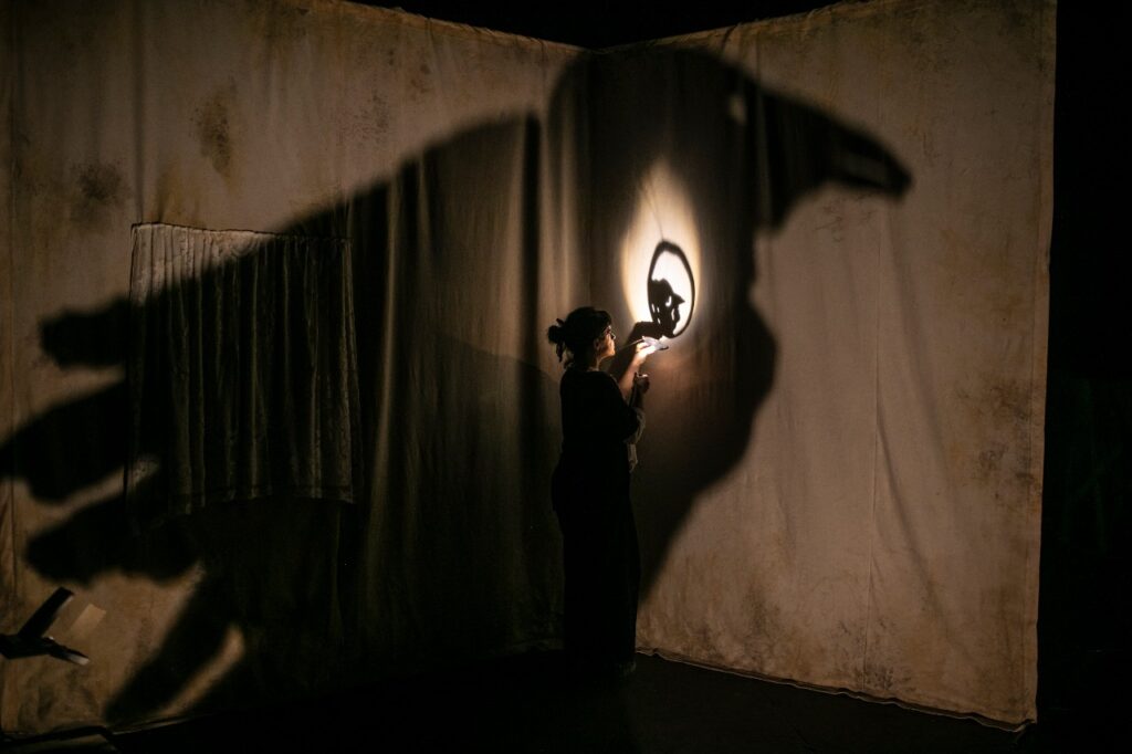 Estrenan “Fin”, teatro de sombras, en la sala Área 623 de Balvanera: coproducción de Argentina, México y Brasil