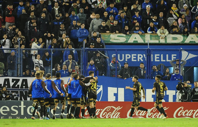 Vélez cayó en Liniers con dos ex dentro de la cancha