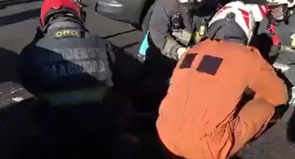 Choque entre un camión y un auto particular sobre Ruiz Huidobro y Lugones