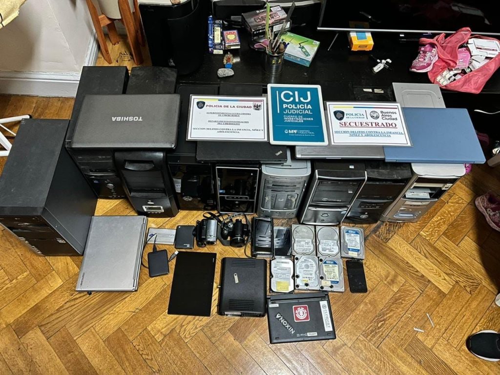 Allanaron una vivienda de Coghlan para desbaratar una red que distribuía material de explotación sexual infantil