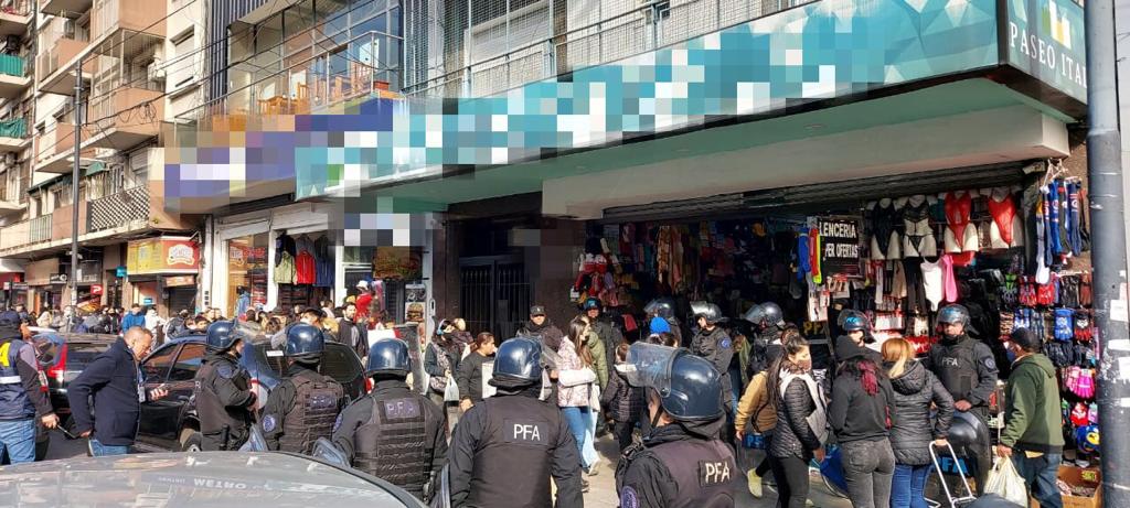 Incautaron mercadería apócrifa en una galería de Flores valuada en $2.000.000
