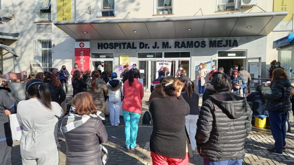 Protesta en el Ramos Mejía contra despidos de trabajadores contratados en pandemia