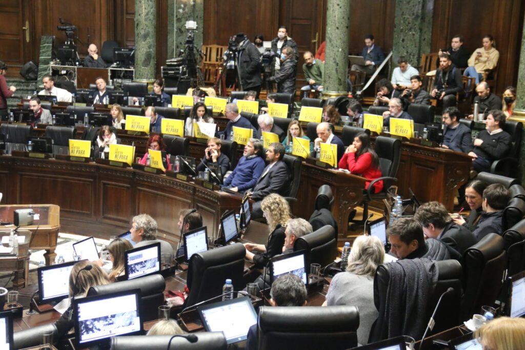 Duras críticas de la oposición a la exposición de Felipe Miguel