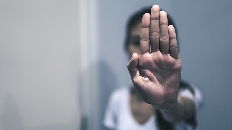 La Justicia prohibió a un hombre que se acerque o mire a su vecina