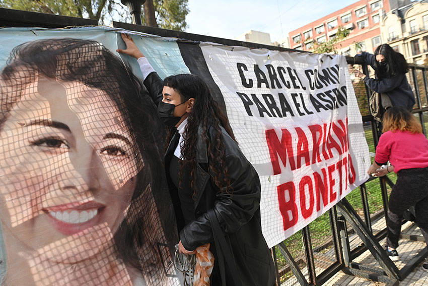 Familiares y amigos reclaman cárcel común para el asesino de Nuria y Natalia en La Boca, declarado inimputable