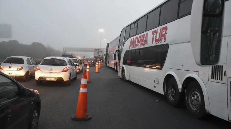Una protesta de choferes generó kilómetros de cola en la Autopista Buenos Aires – La Plata en sentido a CABA