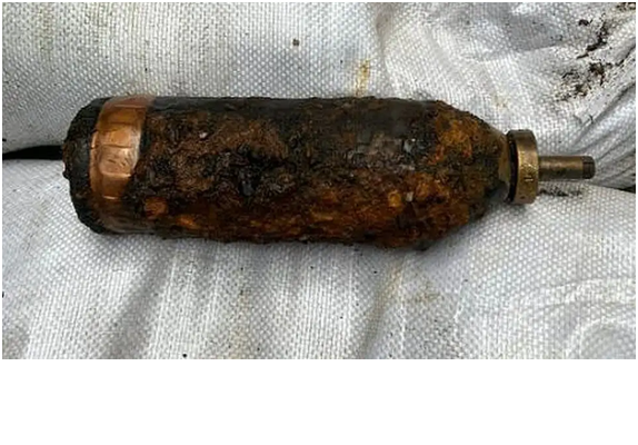 Dos ingleses pudieron contar el cuento luego de un viaje en automóvil en el que habían subido para trasladar un objeto, que resultó ser una bomba activa de la Primera Guerra Mundial.