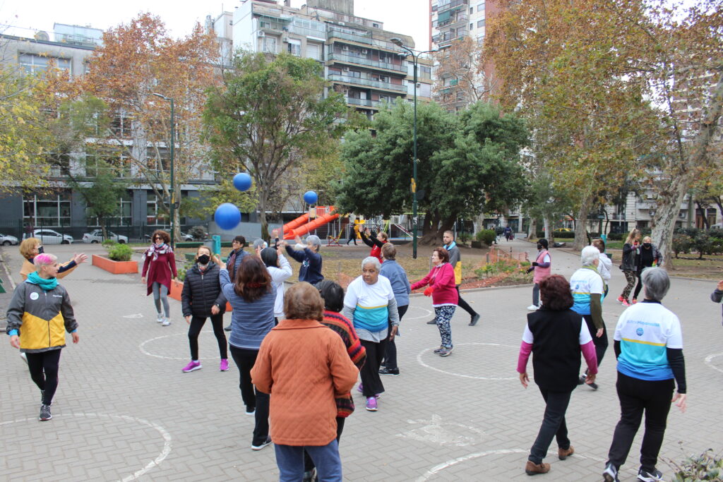 Actividad física para personas mayores en la Plaza 1 de Mayo de Balvanera