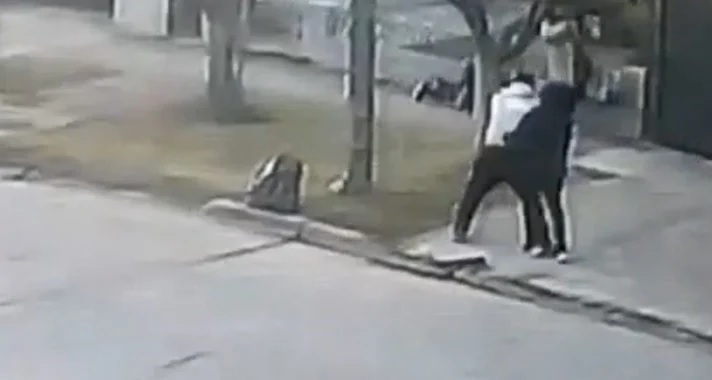 Un policía de la Ciudad de civil baleó en la cara a un motochorro que intentó asaltar a una anciana en Merlo